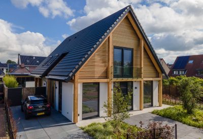 Woning met houten gevel bekleding en gebint constructie