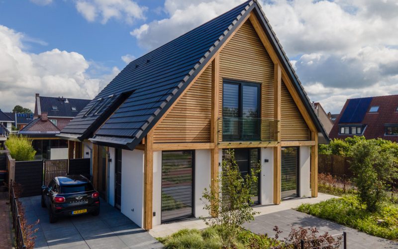 Woning met houten gevel bekleding en gebint constructie