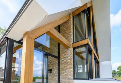 Woningen met houten constructie en glas