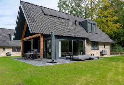Vakantie woning met dakpannen en houten constructie