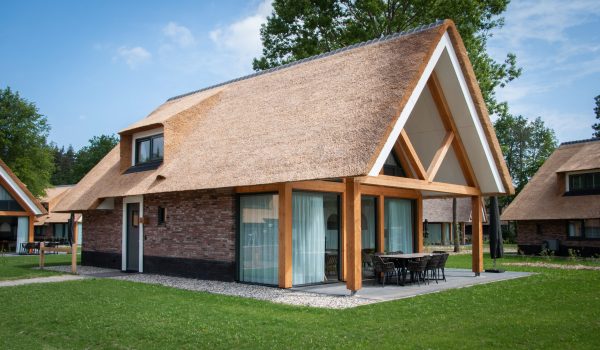 Vakantiehuis met houten constructie en rieten dak