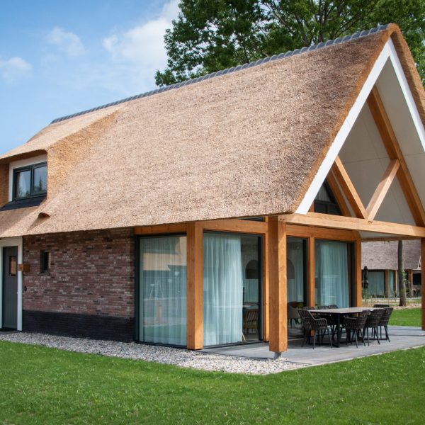 Vakantiehuis met houten constructie en rieten dak