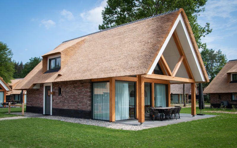 Vakantiehuis met houten constructie en rieten dak