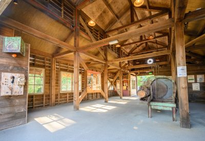 Oude houten constructie in houtzagerij